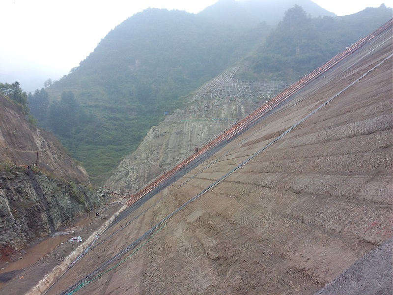 葛南公司脫空計(jì)、3向應(yīng)變計(jì)安裝在云南胡家山水庫(kù)面板壩上安裝